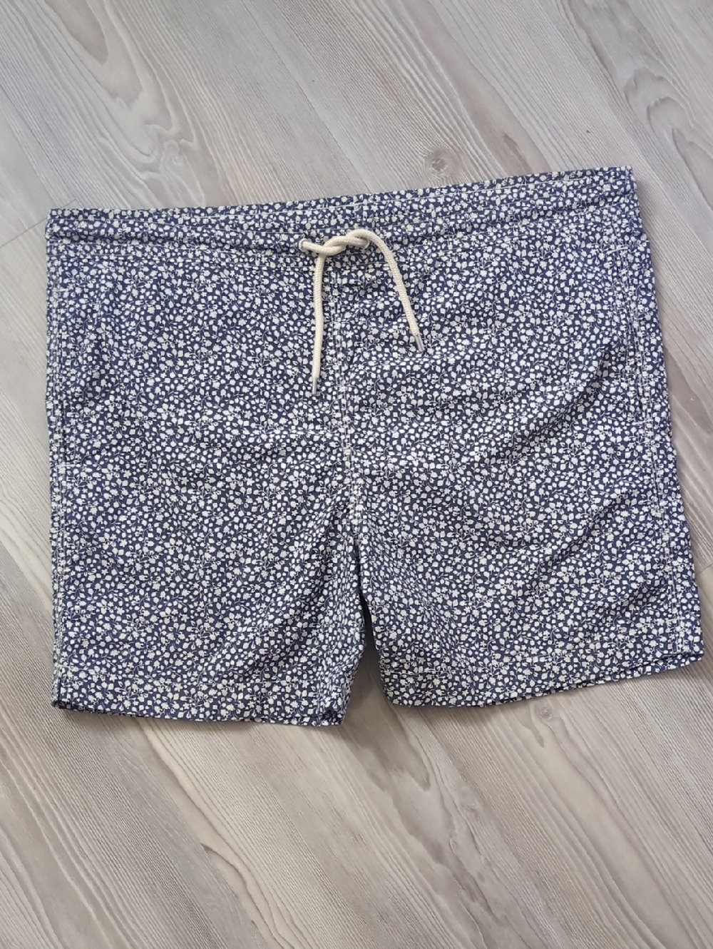Brooks Brothers Navy and White Floral Swim Shorts M Pockets Hidden Pocket